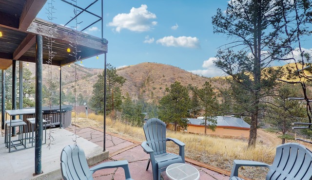 Mountainview apartment with private hot tub and dog-friendly perks