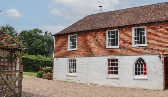 MOUNTFIELD FARM COTTAGE, pet friendly, with open fire in Hamstreet