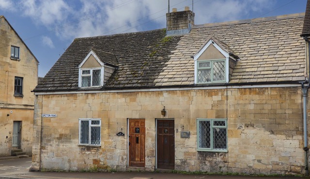 MOUSE HOLE COTTAGE, pet friendly, with open fire in Winchcombe