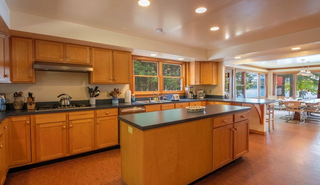 Mouse House: Pet & Family-Friendly Lakefront Camp