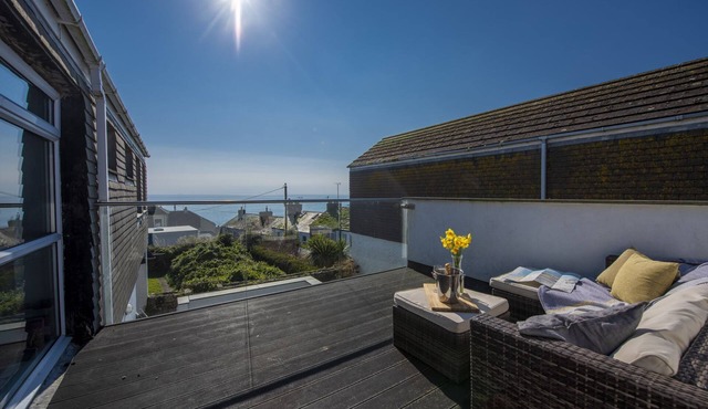 Mousehole View - Pet Friendly - Sea Views - Free WiFi & Parking
