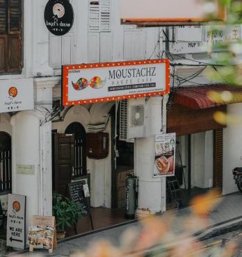 Moustachz Hauze , Georgetown