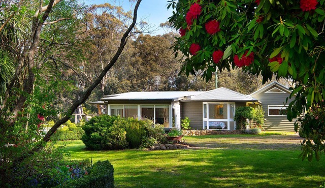 Moutan - stunning garden - pet friendly - free wifi - walking distance to town