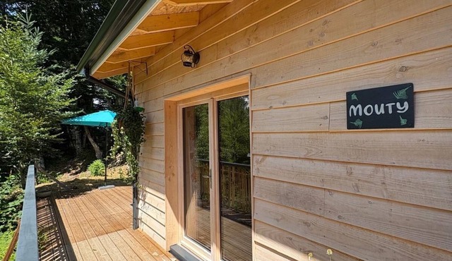 "MOUTY": A DELIGHTFUL WOODEN CHALET AT THE EDGE OF THE FOREST