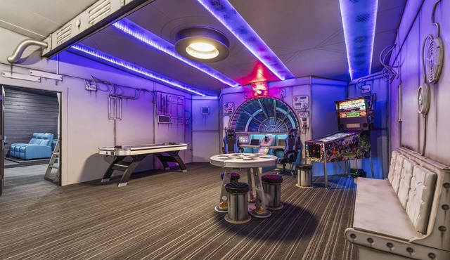 Movie Fanatic Home, Sleep 28, Hot Tub, Theater, Games