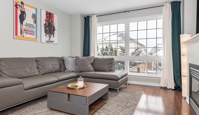 Movie Haven: furnished 3bedrooms mid-term rental in Barrhaven