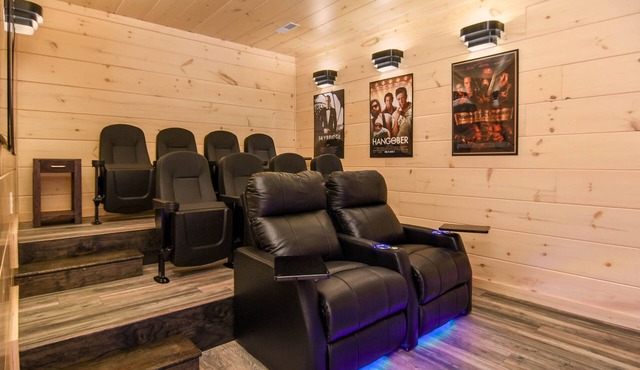 Movie room, game room, hot tub, AMAZING VIEWS at Mtn Air Lodge!