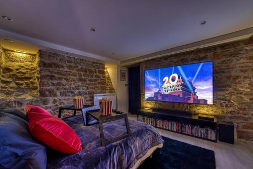 Movie Room Immersion unique et atmosphère cosy assurée - wifi inclus