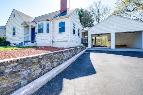 Movie Theater! Family Home, 5 Mi to Dtwn Roanoke