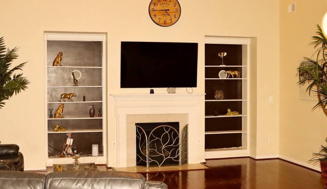 Movie Theater, Parking, 6 bdm, DC suburb 2 Kitchen