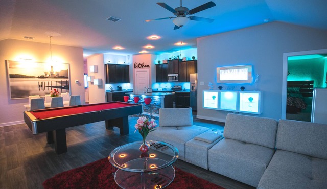 Movie Theatre! Pool Table!Lackland! Vanity room ! Near Seaworld !