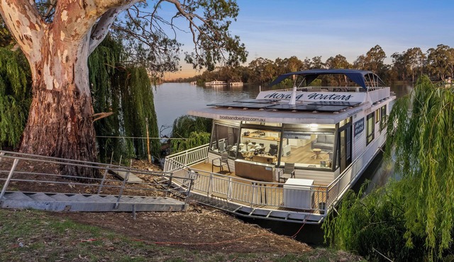 Moving Waters houseboat -moored accommodation