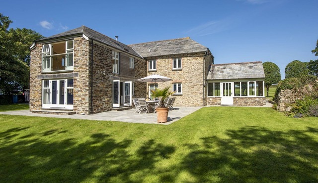 Mowhay Barn - a house that sleeps 8 guests in 4 bedrooms