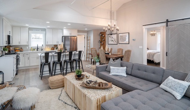 Moxie Kincaid House: University Bungalow