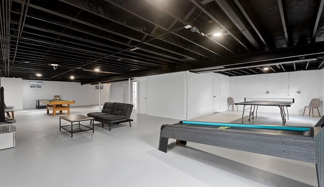 Moxie- w/Game Room- 4 Kings, Sleeps 15