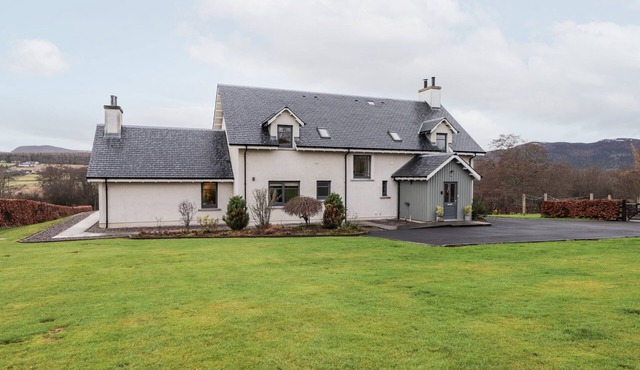 MOY BRIDGE CROFT, pet friendly, with open fire in Strathpeffer