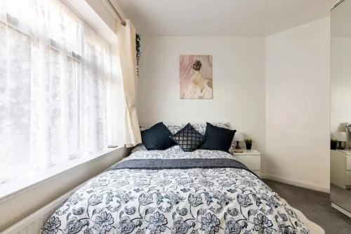 MOYDOM Cosy Apt sleeps 4 with self breakfast & carpark