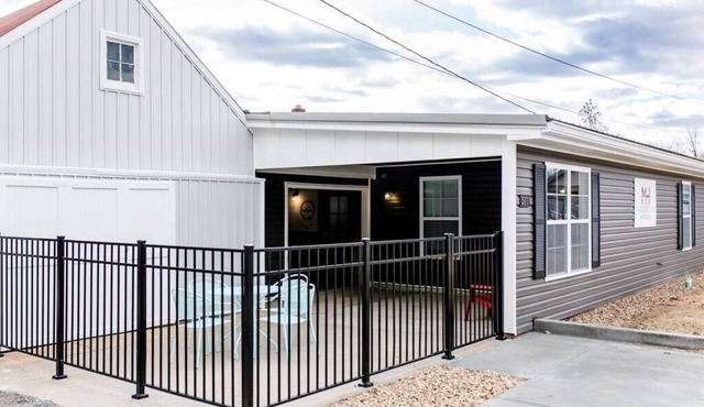 Mozart House, Unique 3 bed 3.5 Bath House with Spectacular Outdoor Space in Downtown Hermann, MO