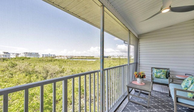 `MP 203 Luxurious Family-Friendly Townhome with Pool and Private Patio in Indian Shores`