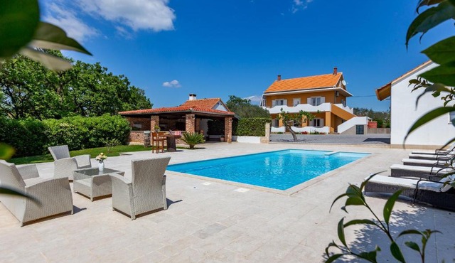 MP Luxury Holiday Home with swimming pool