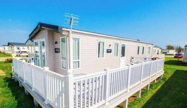 MP639 - Camber Sands Holiday Park - 3 Bedroom/Sleeps 8 - Large gated decking - Close to facilities