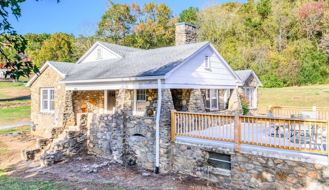 Mr. B's Cottage, 10 Minutes to Downtown Asheville!