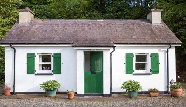 MR MCGREGORS' COTTAGE, pet friendly, with open fire in Gortin