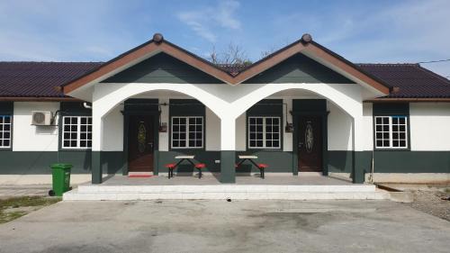 MRI Residence 4 Bedroom Bungalow with Private Pool in Sg Buloh - No Pork & No Alcohol