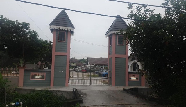 MRI Residence - Homestay in Sg Buloh with Swimming Pool - No Pork&Alcohol Allowed