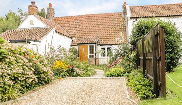 MRS DALE'S COTTAGE, character holiday cottage in Clenchwarton