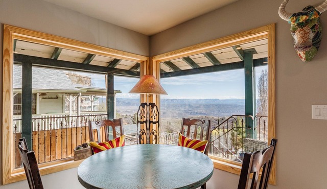 Mrs. Garcia's Bungalow W/Captivating Views
