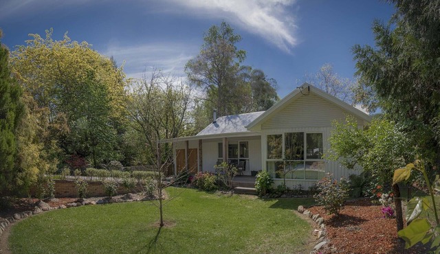 Mrs Simpson Cottage in Norala Garden