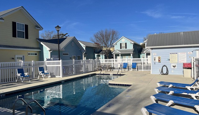 MRV13S, 2-bedroom cottage, 2 Blocks to the Beach! Free WIFI, Free Parking