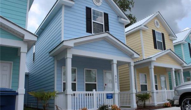 MRV25, 2-bedroom cottage, Blocks to Beach! Free WIFI, Free Parking