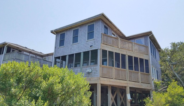 Ms Joy Bell: Pet friendly, decks, screened porches, distant waterview