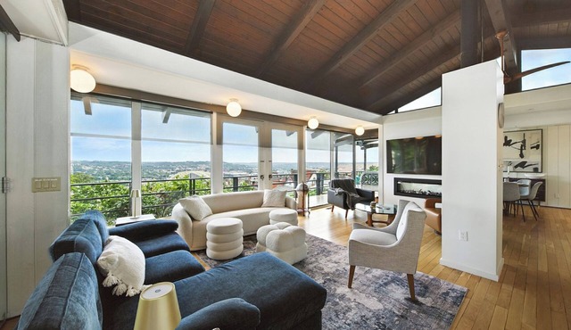 Mt. Adams Villa, City View, Garden, Hot Tub, Expansive Balcony, Parking, Games