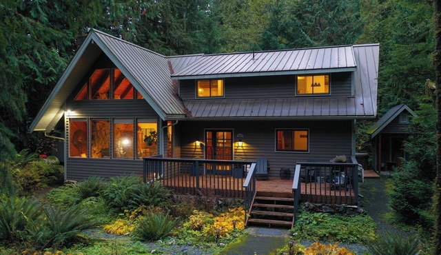 Mt Baker 5 bedroom Luxury Lodge - Sauna House, Hot tub & Woodstove