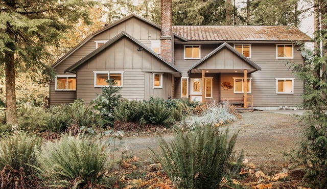 Mt Baker Lodging Cabin 3 is a Very large cabin on acreage