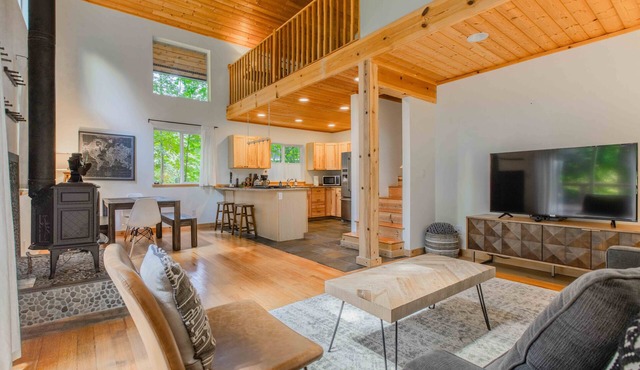 Mt Baker Retreat - Hot Tub, BBQ, Fireplace