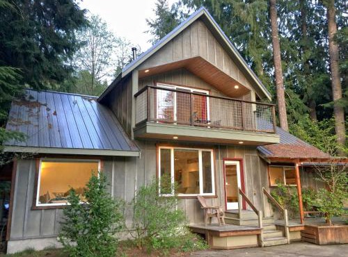 Mt Baker Rim Cabin 70 A pet friendly vacation home with a hot tub and wifi