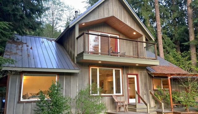 Mt Baker Rim Cabin 70 A pet friendly vacation home with a hot tub and wifi