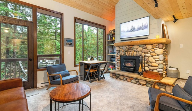 Mt Baker Treetop Ski Cabin—Heated Tile—Hot Tub—Fully Renovated