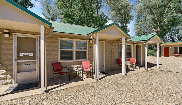 Mt Carmel Motel Room close to Zion National Park!