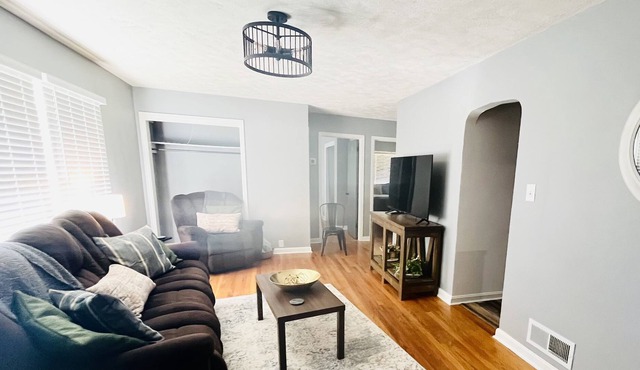 Mt Carmel's Cottage - Adjacent to Wabash Valley College - 3bed/2bath - sleeps 11
