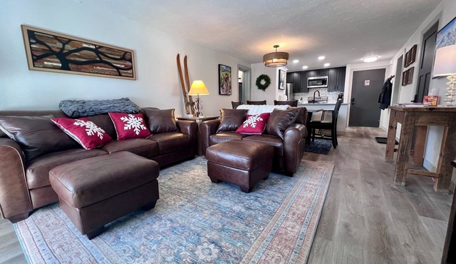 Mt. Crested Butte first-floor condo - Pool & Hot Tub - Walk or bus to ski basen