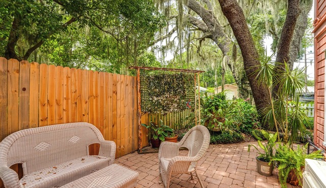 Mt Dora Garden Cottage w/Patios, Walk to Downtown