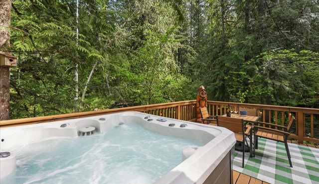 Mt. Hood Cabin: Hot Tub, Backyard Creek, Trails, Sleeps 7 and Dogs OK
