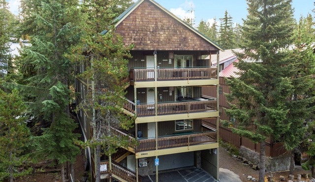 Mt Hood Lodge: Perfect for Large Groups: Sleeps 44 Maximum-Two Deluxe Hot Tubs