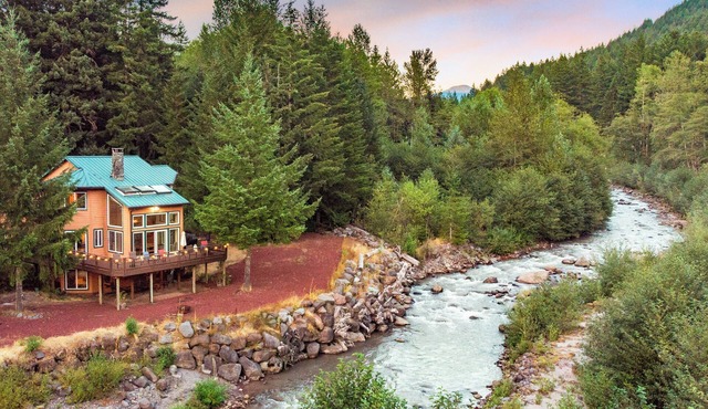 Mt. Hood Riverfront Getaway | Hot Tub | 4BR Chalet on 2 Acres | Pet Friendly