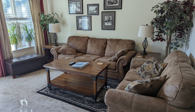 Mt Hood Townhouse. 3 bd end-unit. Hottub & Pool